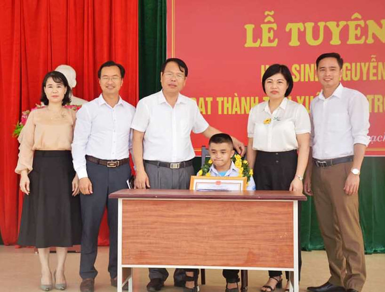 Trường trung học phổ thông Lý Tự Trọng (Hà Tĩnh) tổ chức lễ tuyên dương tấm gương vượt khó Nguyễn Thanh Quang.