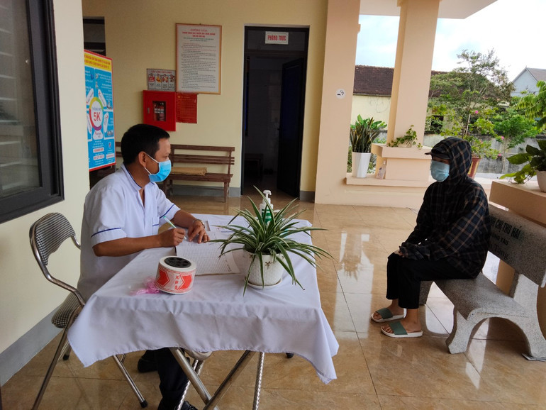 Cán bộ Trạm y tế Thiên Lộc, Can Lộc (Hà Tĩnh) tiếp nhận khai báo y tế từ người dân trong những ngày dịch Covid-19 diễn biến phức tạp.