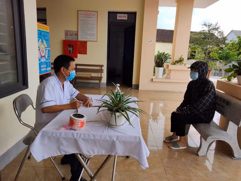 Cán bộ Trạm y tế Thiên Lộc, Can Lộc (Hà Tĩnh) tiếp nhận khai báo y tế từ người dân trong những ngày dịch Covid-19 diễn biến phức tạp. Cán bộ Trạm y tế Thiên Lộc, Can Lộc (Hà Tĩnh) tiếp nhận khai báo y tế từ người dân trong những ngày dịch Covid-19 diễn biến phức tạp.