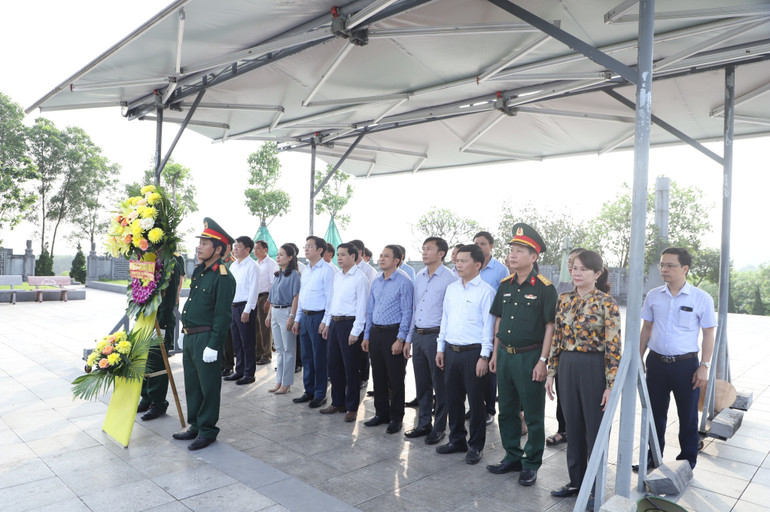 Các đồng chí lãnh đạo huyện Cẩm Xuyên thành kính, tri ân sâu sắc những đóng góp của cố Tổng Bí thư Hà Huy Tập đối với sự nghiệp cách mạng Việt Nam.