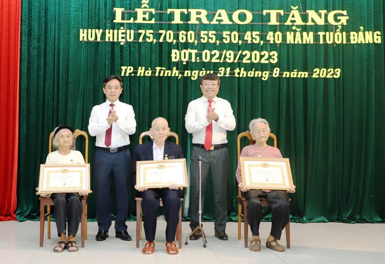 Đồng chí Trần Thế Dũng, Phó Bí thư Thường trực Tỉnh ủy Hà Tĩnh và đồng chí Dương Tất Thắng, Bí thư Thành ủy Hà Tĩnh trao Huy hiệu 75 năm tuổi Đảng cho các đảng viên lão thành.
