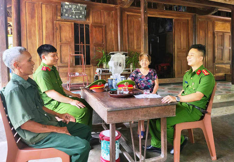 Công an xã Sơn Kim 2 (Hương Sơn) bám nắm địa bàn, tìm hiểu tâm tư, nguyện vọng của nhân dân.