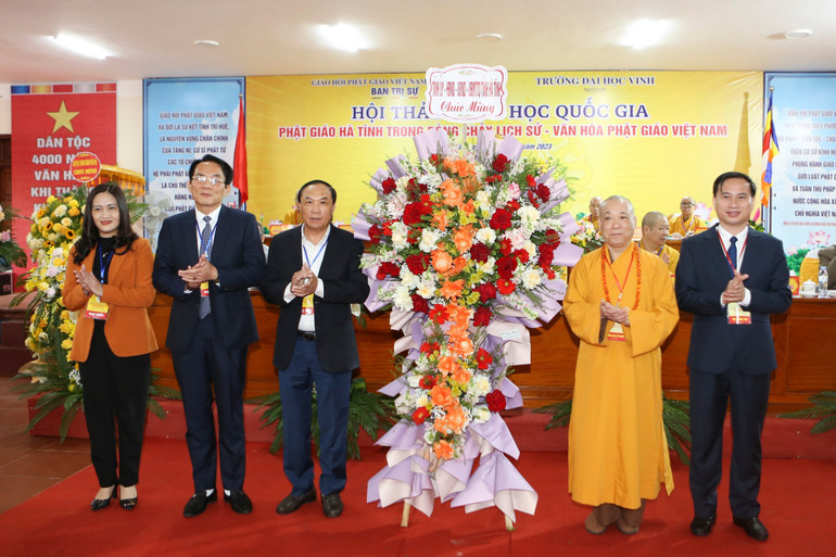 Đại diện lãnh đạo tỉnh Hà Tĩnh tặng hoa chúc mừng Ban Tổ chức hội thảo.