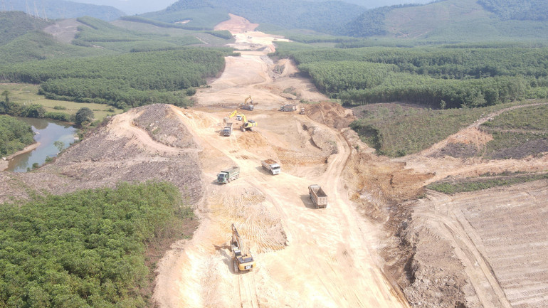Tình trạng khan hiếm nguyên vật liệu đang ảnh hưởng lớn đến tiến độ thi công dự án cao tốc bắc-nam đoạn qua tỉnh Hà Tĩnh.