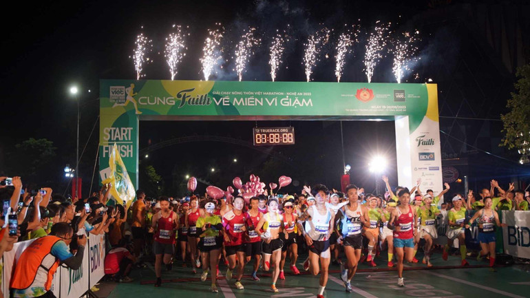 Hàng nghìn vận động viên hào hứng tham dự giải chạy Marathon-Nghệ An năm 2023.