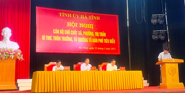 Các đồng chí Thường trực Tỉnh ủy Hà Tĩnh tiếp thu, giải đáp một số kiến nghị, đề xuất của đại biểu tham dự hội nghị.