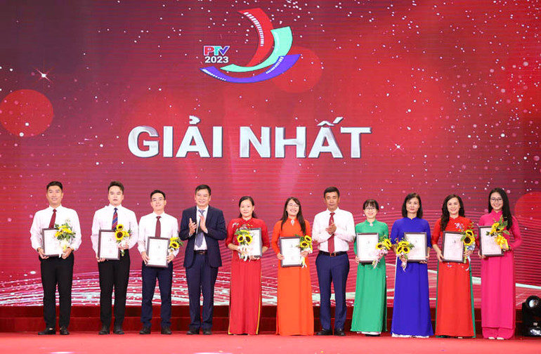 Ban Tổ chức trao giải Nhất cho các tác giả đạt giải tại Liên hoan Phát thanh và Truyền hình tỉnh Phú Thọ.