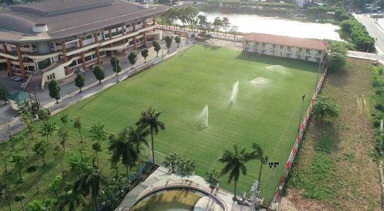 Sân tập khu liên hợp thể thao tỉnh Phú Thọ với mặt cỏ lá kim Bermuda như sân thi đấu chính thức sẽ giúp các vận động viên luyện tập trong điều kiện tốt nhất.