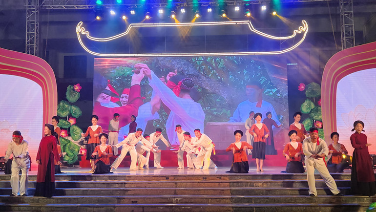 Tiết mục hát Xoan được các nghệ nhân, diễn viên trình diễn tại buổi lễ.