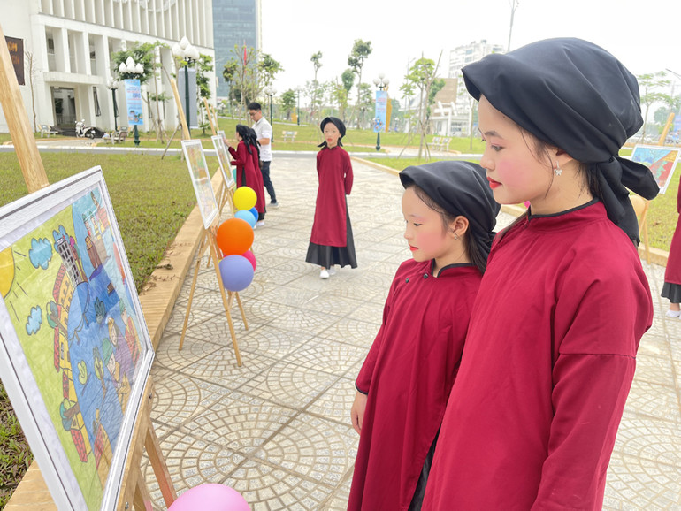 Các em học sinh tỉnh Phú Thọ thích thú bên những bức tranh của các em học sinh vẽ với chủ đề "Góc nhìn thiên tai".