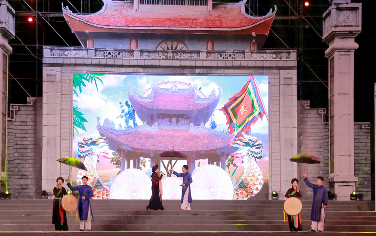 Dân ca quan họ Bắc Ninh được các liền anh, liền chị biểu diễn tại liên hoan