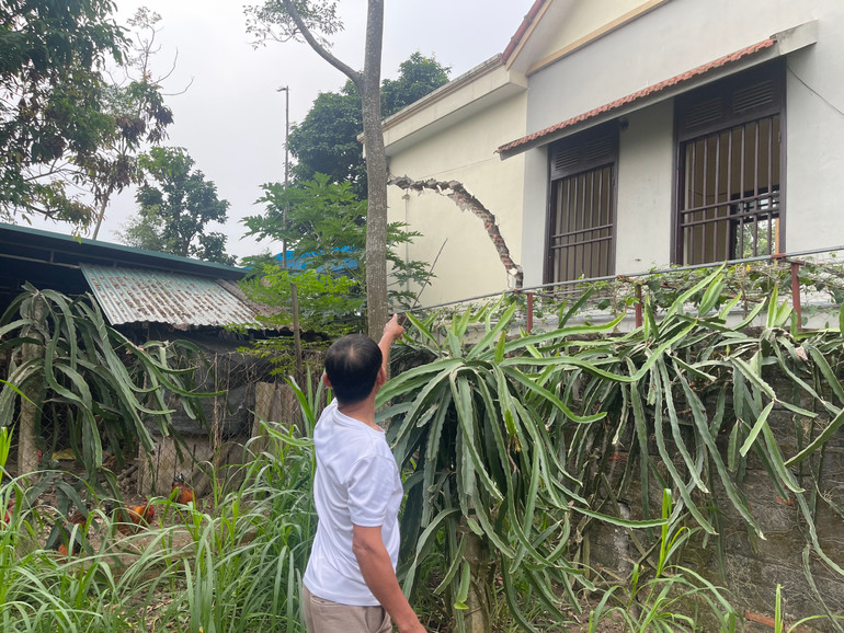 Sạt lở khiến nhà dân bị nứt toác.