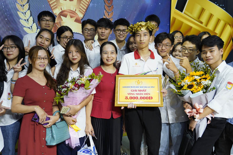 Ban tổ chức trao giải cho các thí sinh tham gia gameshow "Khát vọng Lạc Hồng" lần 1.