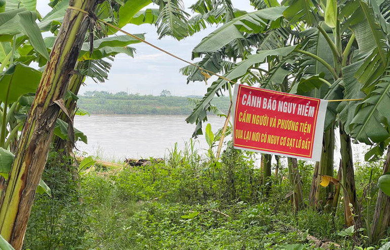 Xã Bản Nguyên cắm biển cảnh báo không cho người và gia súc ra khu vực sạt lở.