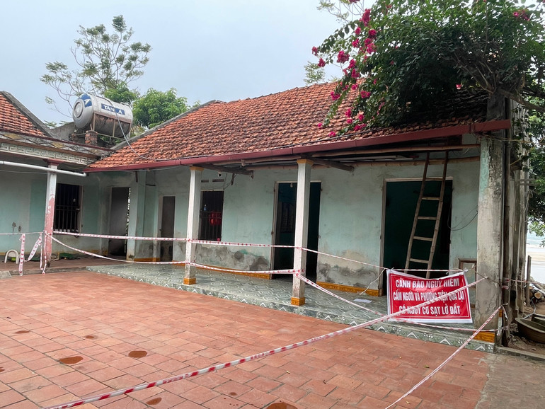 Một trong những nhà dân phải di dời khẩn cấp do tình hình sạt lở ngày càng nghiêm trọng.