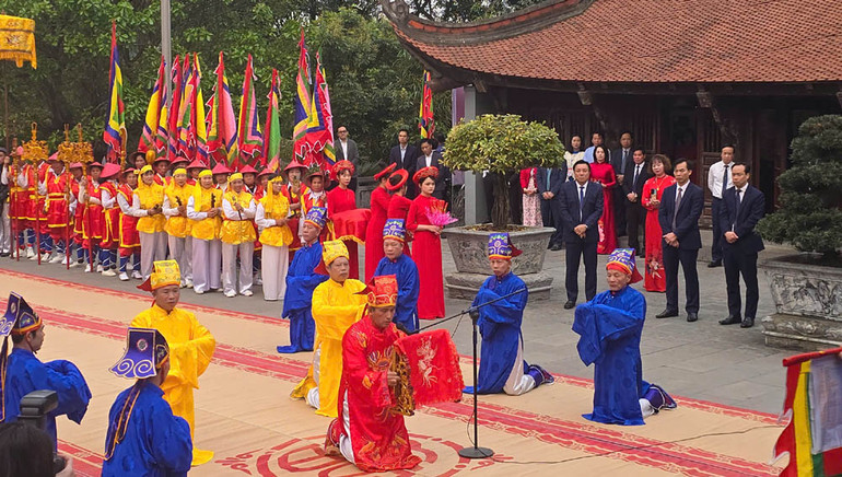 Thực hiện nghi lễ tại Lễ giỗ Đức Quốc Tổ Lạc Long Quân.