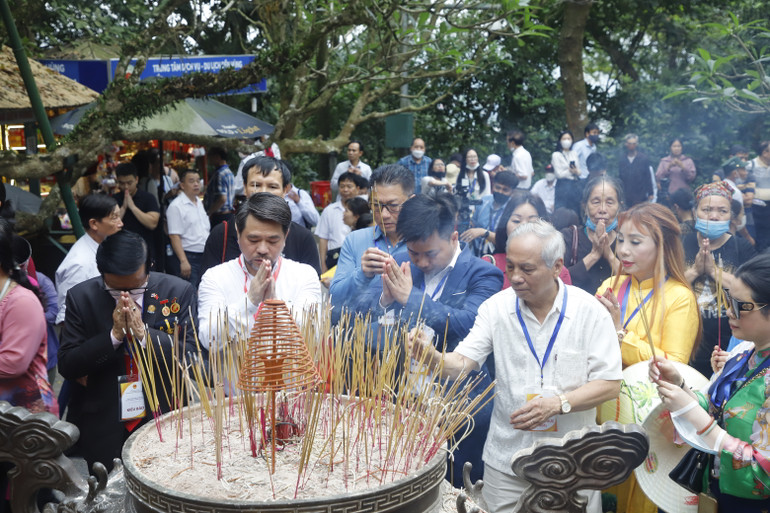Các đại biểu kiều bào tiêu biểu dâng hương tưởng niệm các Vua Hùng.