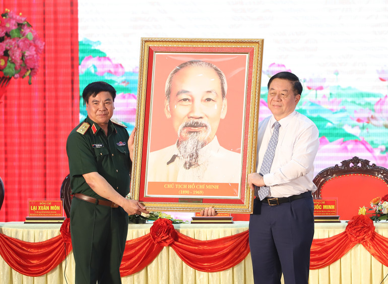 Bí thư Trung ương Đảng, Trưởng Ban Tuyên giáo Trung ương tặng quà cho Bộ Tư lệnh Quân khu 2.