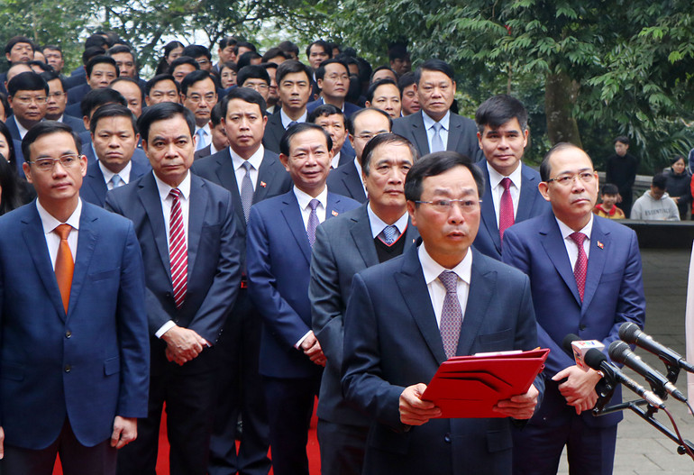 Chủ tịch Ủy ban nhân dân tỉnh Phú Thọ kính cáo về những thành tích đạt được trước anh linh các Vua Hùng.