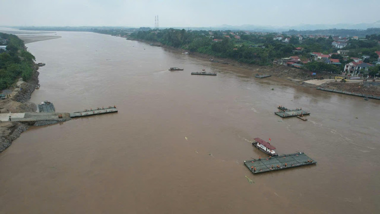 Các đốt phao được liên kết để lắp ghép thành chiếc cầu hoàn chỉnh.