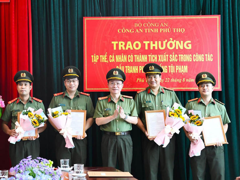 Trao thưởng cho các cá nhân có thành tích xuất sắc trong công tác đấu tranh phòng, chống tội phạm.