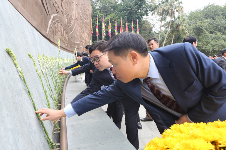 Sau lễ dâng hương, các đại biểu đặt hoa tại bức phù điêu Bác Hồ nói chuyện với các bộ, chiến sĩ Đại đoàn quân tiên phong tại Ngã năm đền Giếng.