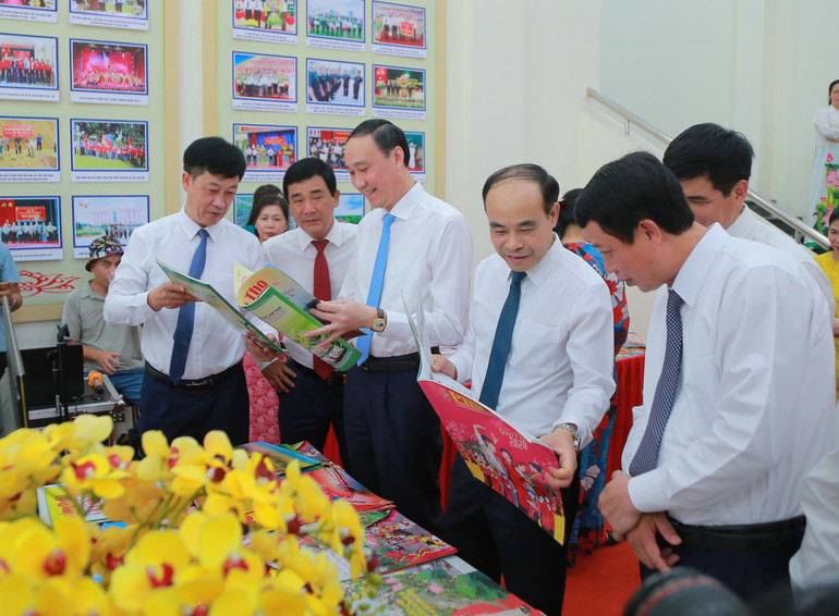 ...và tham quan các gian trưng bày tại Hội báo.