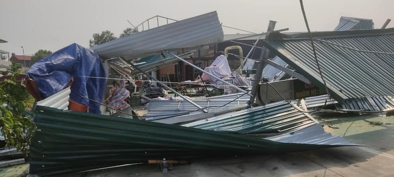 Một nhà dân ở thị trấn Thanh Sơn, huyện Thanh Sơn bị tốc mái do mưa bão gây ra.