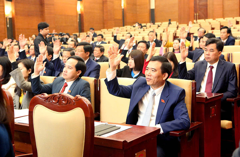 Các đại biểu biểu quyết thông qua các nghị quyết quan trọng của kỳ họp.