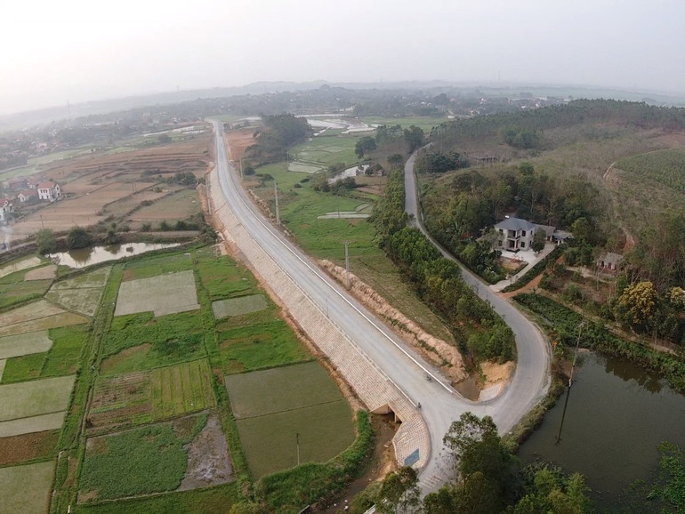Đường liên vùng kết nối đường Hồ Chí Minh với quốc lộ 70B, quốc lộ 32C đi Yên Bái đang được các nhà thầu thi công đảm bảo tiến độ đề ra.