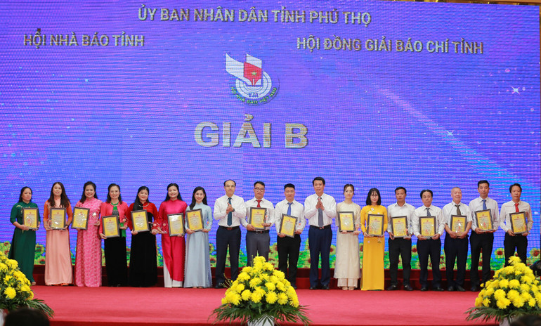 Hội đồng Giải Báo chí tỉnh Phú Thọ trao giải cho các tác giả đạt giải B giải Báo chí tỉnh Phú Thọ.