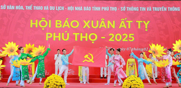 Tiết mục văn nghệ đặc sắc chào mừng Hội báo Xuân tỉnh Phú Thọ.