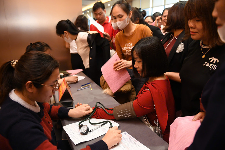 Đông đảo tình nguyện viên đăng ký tham gia hiến máu tình nguyện.