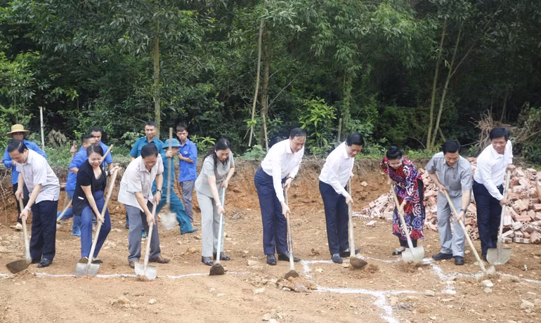 Lãnh đạo tỉnh Phú Thọ khởi công xây dựng nhà Đại đoàn kết cho gia đình bà Phan Thị Đền ở khu An Lạc, xã Đồng Lạc, huyện Yên Lập.