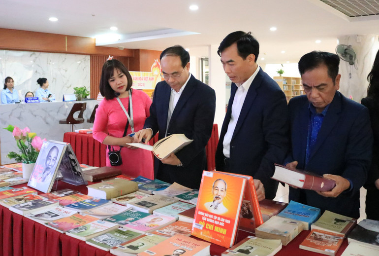 Các đại biểu tham quan gian trưng bày sách và hiện vật. Các đại biểu tham quan gian trưng bày sách và hiện vật.