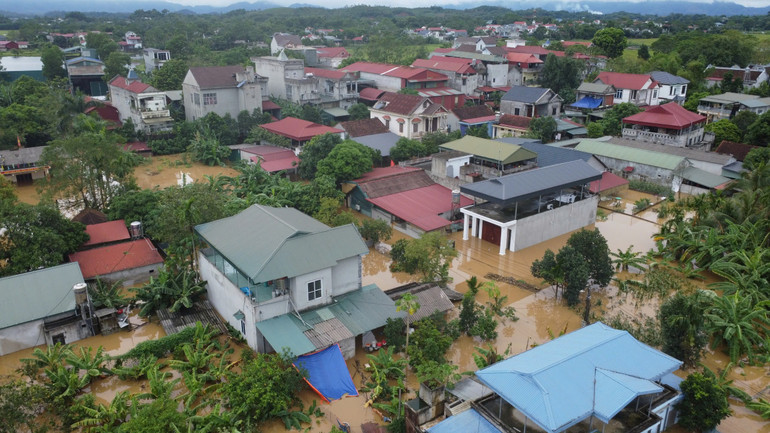 Nhiều khu vực của huyện Cẩm Khê bị nước lũ cô lập.