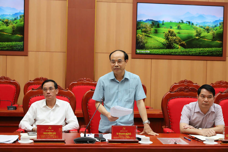 Trưởng Ban Tuyên giáo và Dân vận Tỉnh ủy Phú Thọ Vi Mạnh Hùng trình bày Đề án hợp nhất Báo Phú Thọ và Đài Phát thanh-Truyền hình tỉnh Phú Thọ.