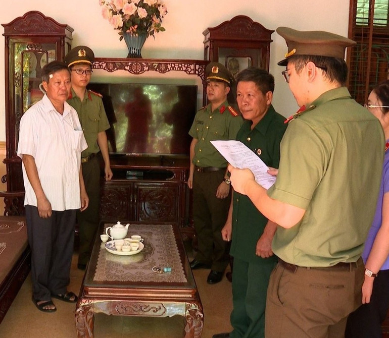 Cơ quan điều tra đọc lệnh bắt, khám xét nơi ở của Đoàn Kim Nho, nguyên Trưởng phòng Tài nguyên và Môi trường thị xã Phú Thọ.