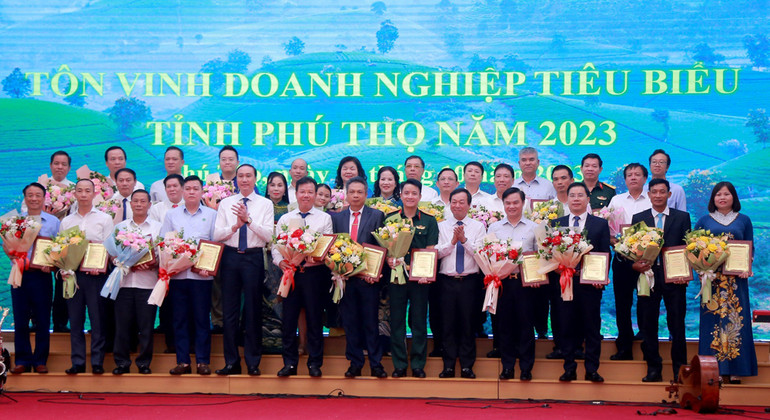 Lãnh đạo tỉnh Phú Thọ trao tặng danh hiệu Doanh nghiệp tiêu biểu cho các doanh nghiệp.