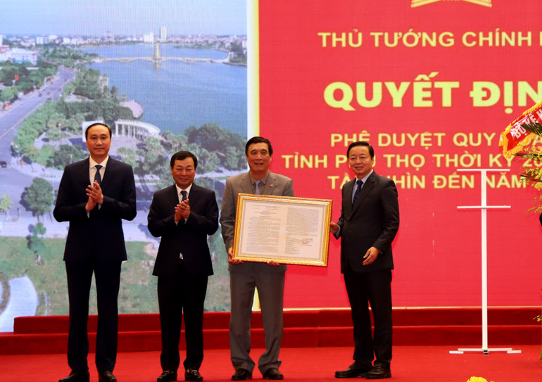 Phó Thủ tướng Trần Hồng Hà trao Quyết định phê duyệt Quy hoạch tỉnh Phú Thọ cho lãnh đạo tỉnh Phú Thọ.