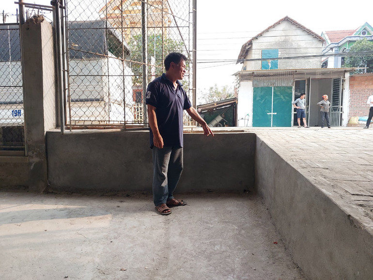 Nền nhà của nhiều hộ dân thấp hơn gần 1m so với tuyến đường mới khiến việc đi lại khó khăn.