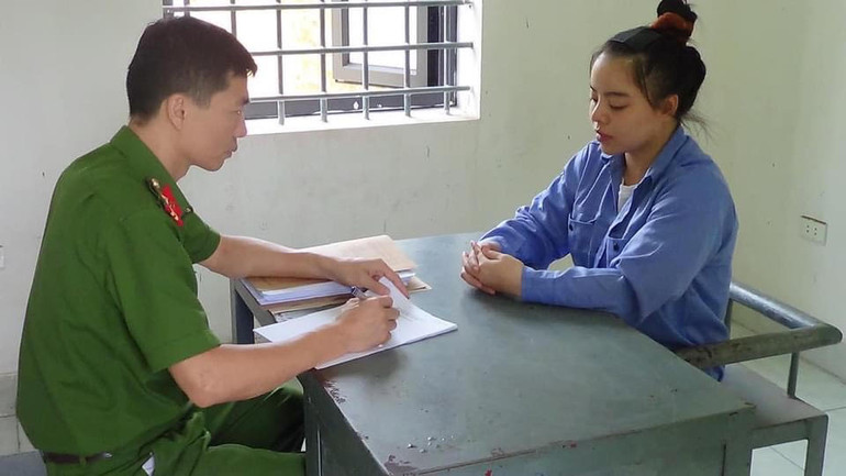 Đối tượng Lò Thị Phương tại Cơ quan điều tra.