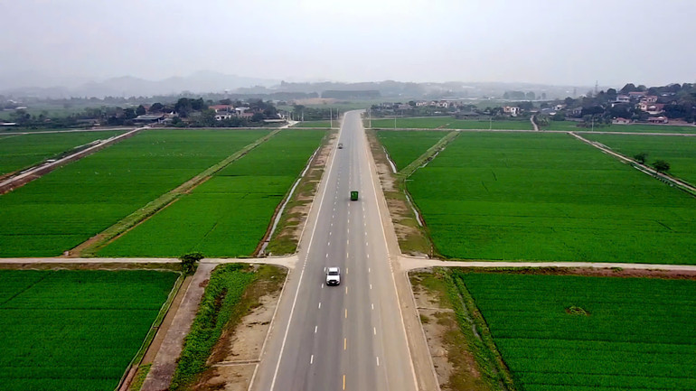 Phú Thọ có hệ thống giao thông đồng bộ, hiện đại thuận lợi kết nối giao thương với Thủ đô Hà Nội và các địa phương khác trong cả nước.