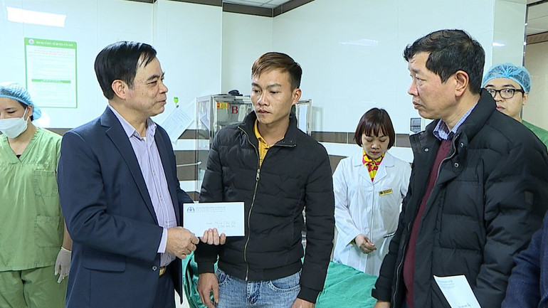 Lãnh đạo tỉnh Phú Thọ hỗ trợ gia đình các nạn nhân bị tai nạn.