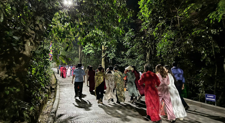 Đông đảo du khách thích thú khi được trải nghiệm tour Đền Hùng về đêm.