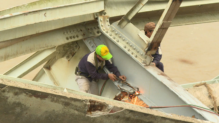 Cắt, tháo dỡ các từng bộ phận của nhịp cầu phục vụ công tác trục vớt.