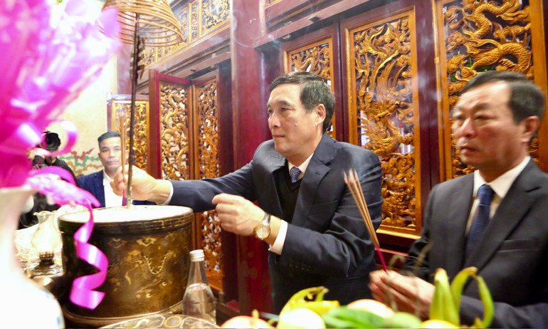 Bí thư Tỉnh ủy Phú Thọ Bùi Minh Châu thay mặt đồng bào cả nước, kiều bào ta ở nước ngoài thành kính dâng hương tưởng niệm các vua Hùng.