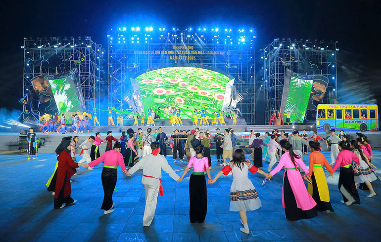 Tiết mục nối thể hiện tinh thần đoàn kết giữa các dân tộc và du khách khi về với đất Tổ Vua Hùng.