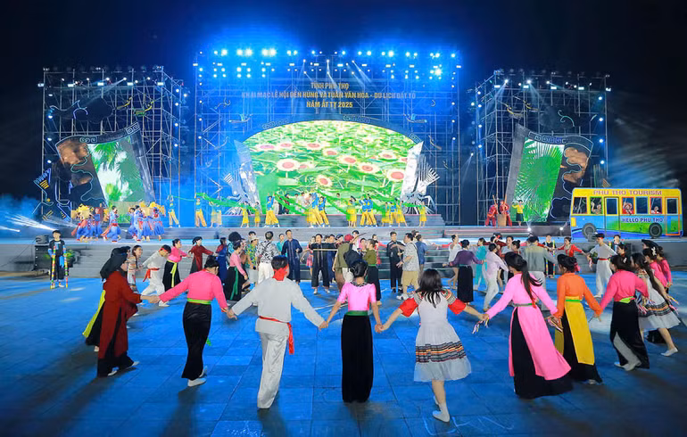 Tiết mục nối thể hiện tinh thần đoàn kết giữa các dân tộc và du khách khi về với đất Tổ Vua Hùng. Tiết mục nối thể hiện tinh thần đoàn kết giữa các dân tộc và du khách khi về với đất Tổ Vua Hùng.