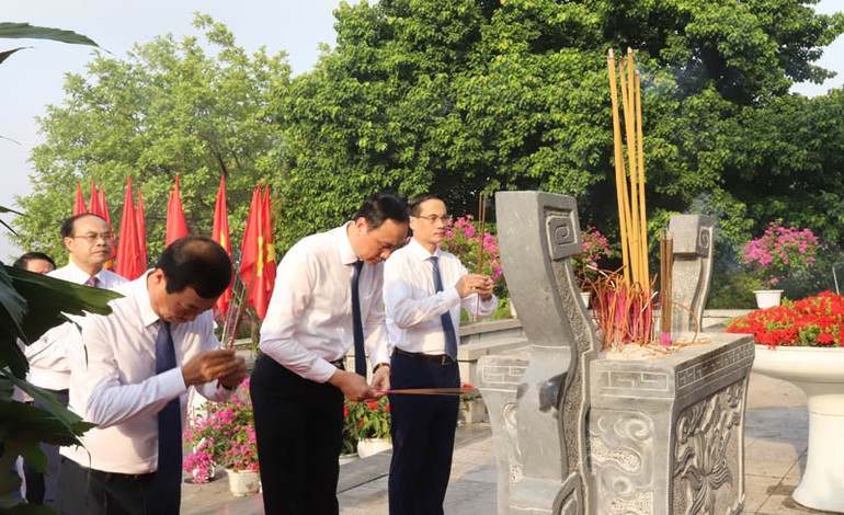 Lãnh đạo tỉnh Phú Thọ dâng hương tưởng niệm các Anh hùng liệt sĩ.